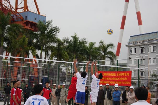 Trận đấu bóng chuyền giao hữu chào mừng 25 năm ngày thành lập Hội CCB Việt nam (6/12/1989 – 6/12/2014) tại sân bóng chuyền vừa khánh thành của công ty .