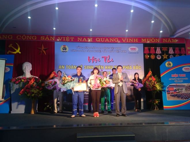 Lãnh đạo Tổng Công ty CNTT tặng Giải Nhì cho đội thi Công ty Đóng tàu Hạ Long