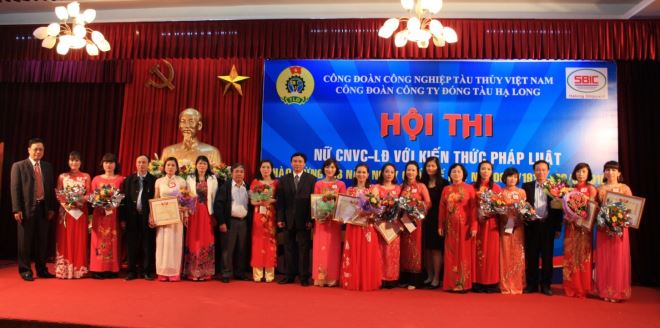 Lãnh đạo LĐLĐ tỉnh Quảng Ninh, Công đoàn CNTT Việt Nam và Công ty Đóng tàu Hạ Long tặng hoa, cờ lưu niệm cho các thí sinh tham dự hội thi