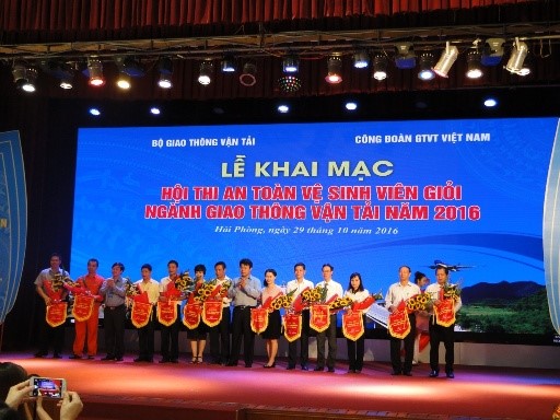 Đ/c Đỗ Nga Việt Chủ tịch Công đoàn ngành GTVT và Đ/c Trần Văn Dũng Phó vụ trưởng Vụ Tổ chức Bộ GTVT trao cờ cho các đơn vị tham gia Hội thi