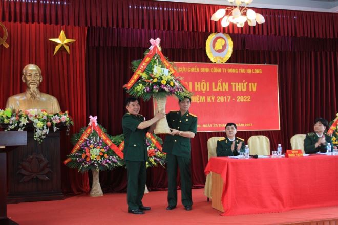 Đồng chí Nguyễn Quang Luân – Chủ tịch Hội CCB thành phố Hạ Long tặng hoa chúc mừng Đại hội