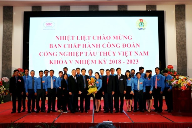 Ban chấp hành Công đoàn Công nghiệp tàu thủy Việt Nam khóa V, nhiệm kỳ 2018-2023 ra mắt và nhận hoa chúc mừng.