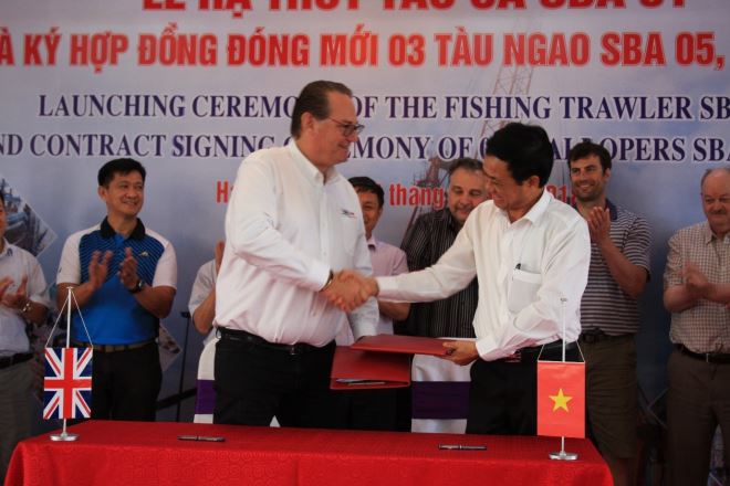 Đại diện SBA và Công ty Đóng tàu Hạ Long ký hợp đồng đóng mới 03 tàu ngao cho SBA