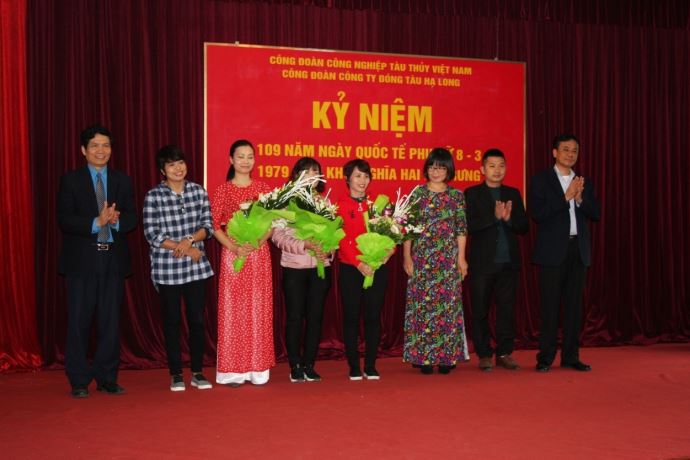 Các đồng chí lãnh đạo và đại diện các tổ chức đoàn thể tặng hoa Ban nữ công Công ty