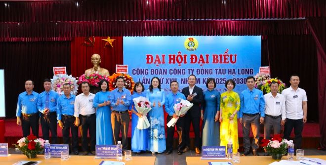 Lãnh đạo Công đoàn cấp trên và Lãnh đạo Công ty Đóng tàu hạ Long chúc mừng các đồng chí trúng cử BCH khóa XVII, nhiệm kỳ 2025 -2030
