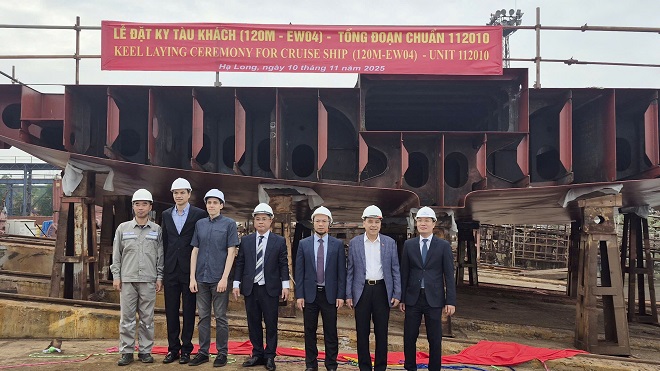Leaders of the Corporation, Ha Long Shipbuilding Company, and the Registry witnessed the launching minutes signing ceremony.