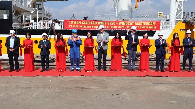 Đại diện lãnh đạo công ty và các đối tác cùng cắt băng bàn giao tàu tại cầu tàu công ty.