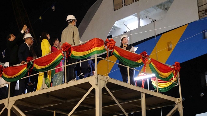 Mẹ đỡ đầu đặt tên cho tàu