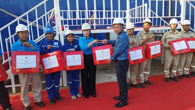 Đồng chí Phạm Hoài Chung – Chủ tịch Hội đồng thành viên Tổng Công ty tặng quà cho CNLĐ Công ty đóng tàu Hạ Long